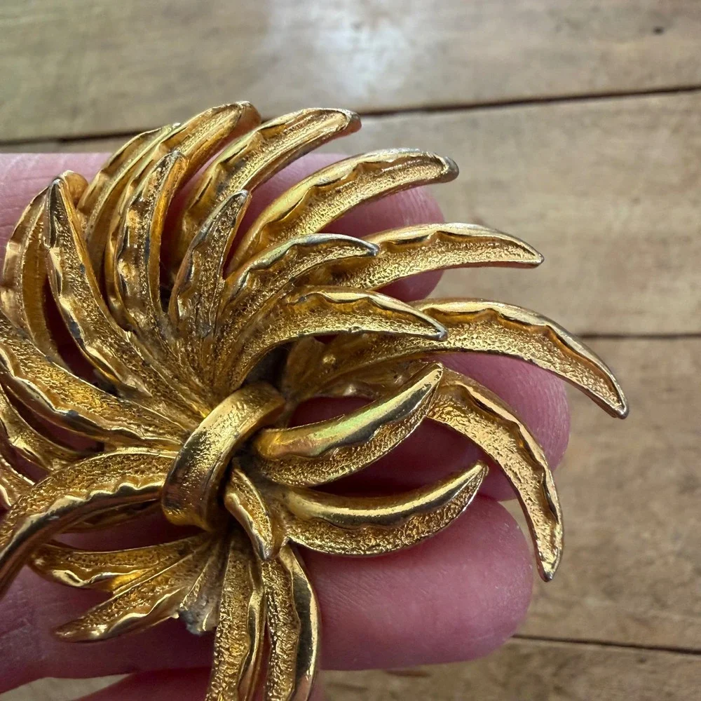 Vintage 1960s Gold‎ Tone Textured Spray Brooch Pin, MCM Wheat Leaf Swirl